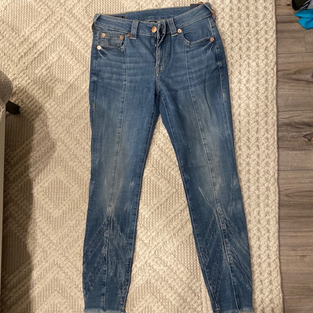 New never worn jeans. Unique stitching. hits right above belly button